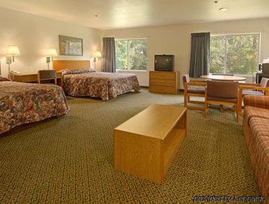 Super 8 By Wyndham Louisa Motel Room photo
