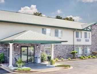 Super 8 By Wyndham Louisa Motel Exterior photo