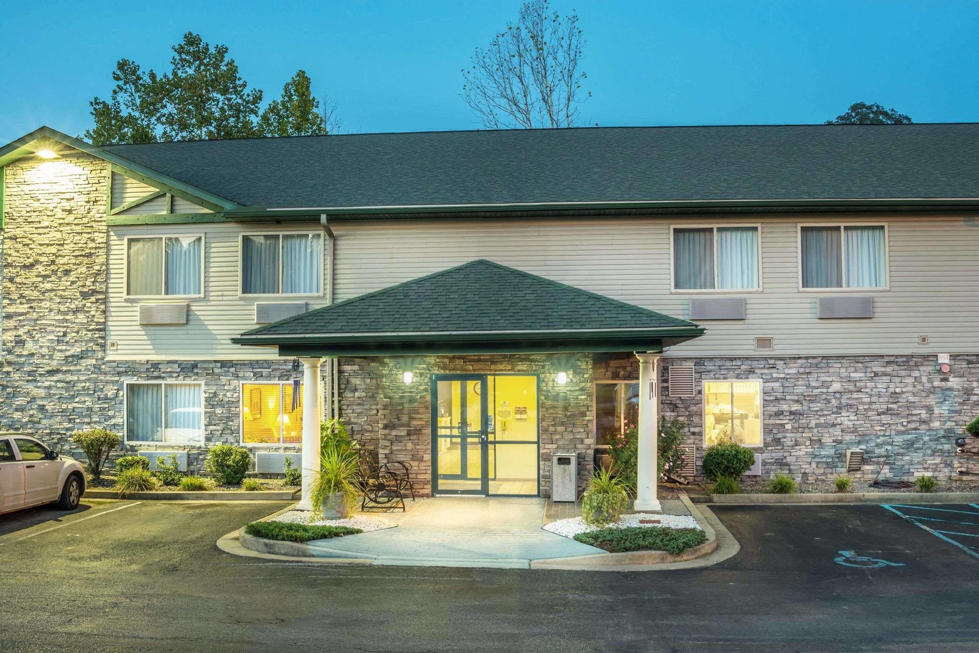 Super 8 By Wyndham Louisa Motel Exterior photo