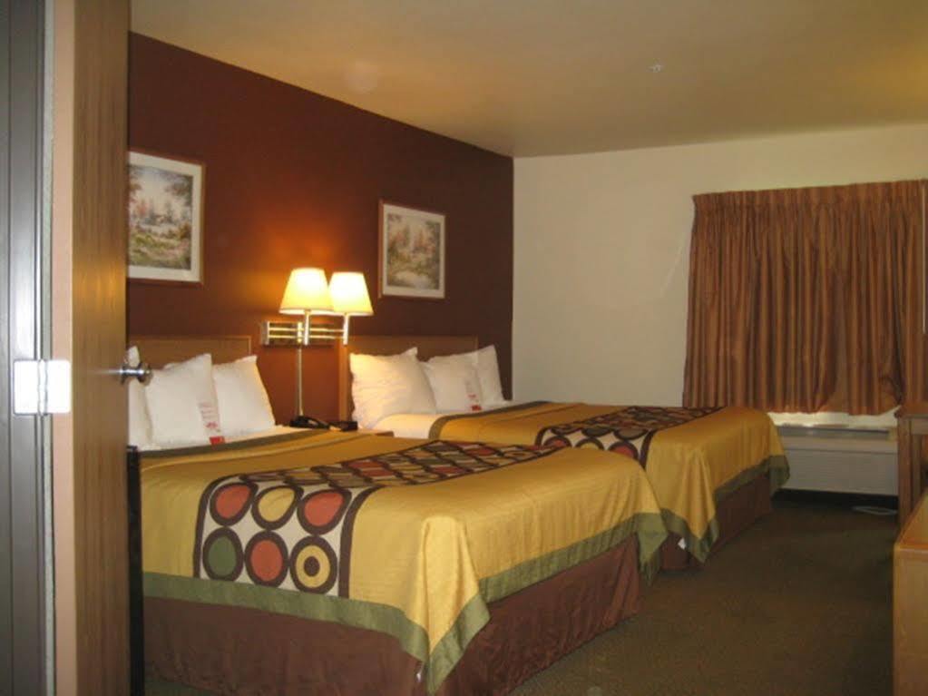 Super 8 By Wyndham Louisa Motel Exterior photo